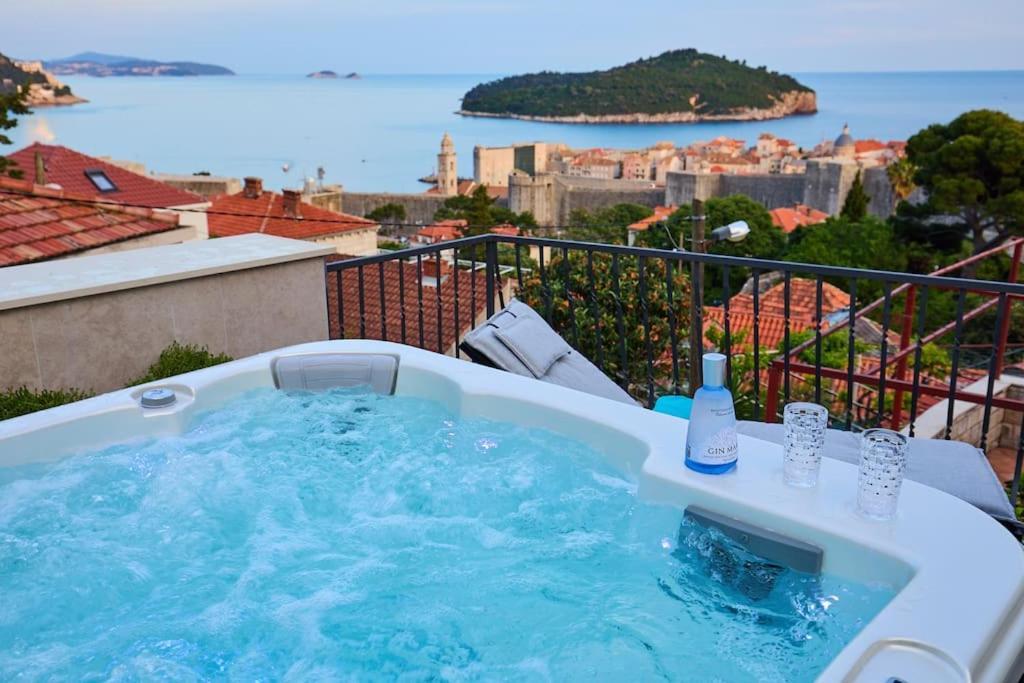 New & Stunning Views In Luxury 5* Divona Apartment *